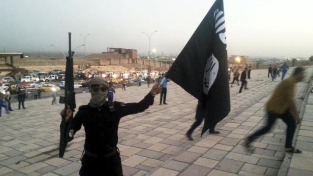 Kämpfer mit der IS-Fahne.