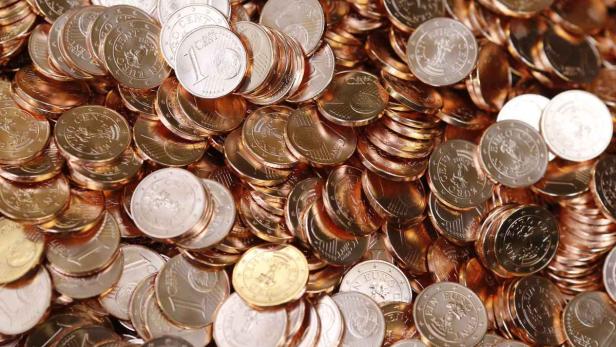 Ein Haufen von 1-Cent- und 2-Cent-Münzen liegt übereinander.