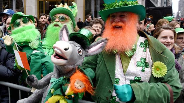 Lebensfreude am St. Patrick’s Day (17. März) – sogar Flüsse werden grün gefärbt.