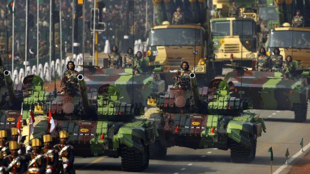 Eine Militärparade mit Panzern und Soldaten in Uniformen.