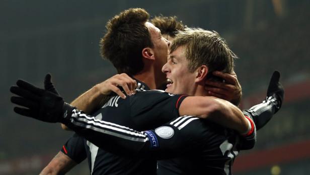 Bayern Munich&#039;s Toni Kroos (R) celebrates with teammates after scoring against Arsenal during their Champions League soccer match at the Emirates Stadium in London February 19, 2013. REUTERS/Eddie Keogh (BRITAIN - Tags: SPORT SOCCER TPX IMAGES OF THE DAY)