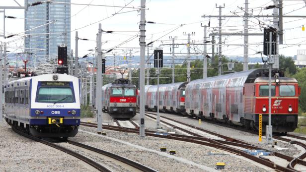 Mehrere ÖBB-Züge stehen auf einem Bahnhofsgelände.