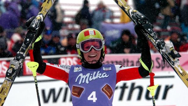 Zunächst eigentlich Speed-Spezialistin, sattelte die geborene Admonterin nach vielen schweren Verletzungen auf den Slalom um. Mit 22 Jahren gelang ihr 2004 in Sestriere der erste Weltcupsieg in der neuen Lieblingsdisziplin.