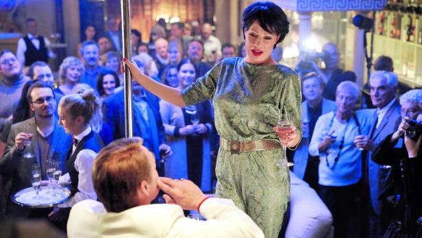 Österreichische Weltpremiere: „Jack“, Elisabeth Scharangs Annäherung an den Serienmörder Jack Unterweger, wird am 8. August auf der Piazza Grande uraufgeführt. Im Bild: Johannes Krisch (vorne) und Birgit Minichmayr.