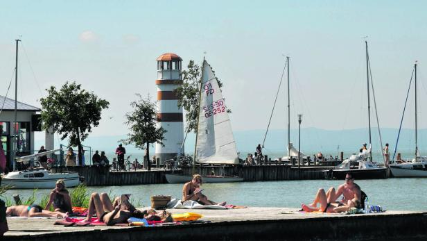 Der Strandbereich in Podersdorf: Jährlich kommen Tausende Gäste, um zu baden. Damit dies weiterhin unbedenklich möglich ist, haben Land und Gemeinde viel Geld investiert
