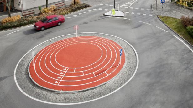 Ein Kreisverkehr ist als Laufbahn mit vier Bahnen gestaltet.