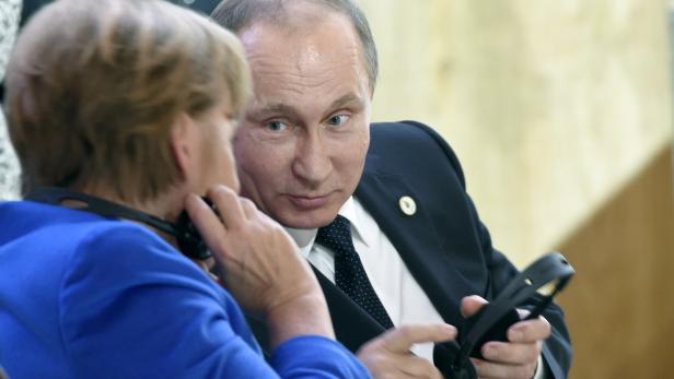 FRANCE-CLIMATE-WARMING-COP21 Angela Merkel und Wladimir Putin