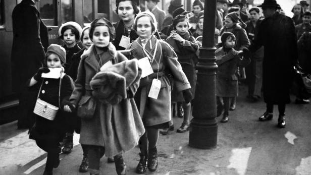 Eine Gruppe jüdischer Kinder kommt 1939 in London an