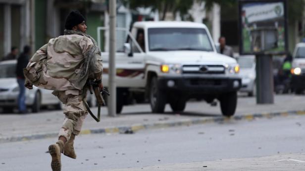 Alltag in Bengasi: Die Armee kämpft gegen Terrorgruppen. Ein Ex-General will jetzt Feuer mit Feuer bekämpfen und die Islamisten „eliminieren“.
