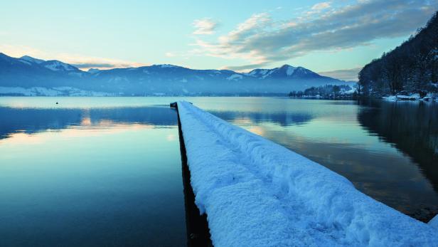 Die klare, stille Luft schärft den Blick auf das Wesentliche: die stille Schönheit des Wolfgangsees im Winter