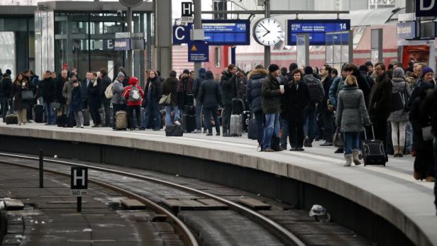 Commuters wait on a platform during a two-hour warning strike by employees of Germany&#039;s rail operator Deutsche Bahn (DB) to call for higher wages for employees represented by the EVG train workers union at Berlin&#039;s Hauptbahnhof main railway station March 18, 2013. REUTERS/Fabrizio Bensch (GERMANY - Tags: BUSINESS CIVIL UNREST TRANSPORT)