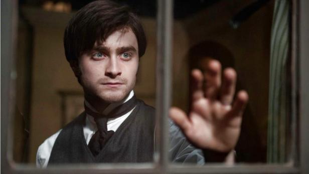 Daniel Radcliffe als Arthur Kipps in „Die Frau in Schwarz“ hinter einem Fenster.