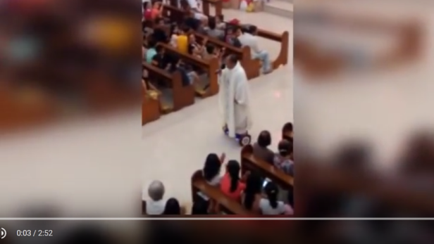 Ein Priester fährt während eines Gottesdienstes auf einem Hoverboard durch die Kirche.