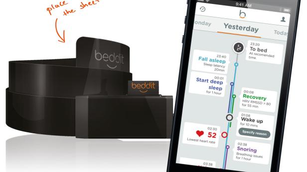 Ein Beddit Schlafsensor neben einem Smartphone, das die zugehörige App anzeigt.