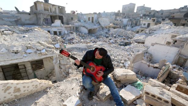 TOPSHOT-SYRIA-CONFLICT-ALEPPO-MUSIC Außenpolitik: Das kommt 2016 auf uns zu