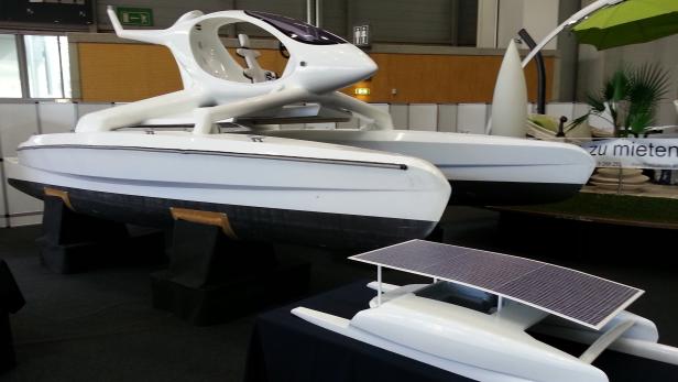 Futuristische Elektro- und Solarboote säumen den Halleneingang. &quot;Wenn du eine Art Hubschrauber-Cockpit baust, kaufen die finanzkräftigen Kunden es. Auch wenn&#039;s ein Boot ist&quot;, meinte ein Insider zu mir.