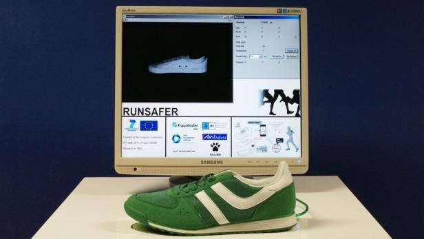 Dieser Laufschuh des Fraunhofer Instituts für Photonische Mikrosysteme (IPMS) analysiert mit Sensoren in der Fußsohle die Lauftechnik in Echtzeit auf Basis von Parametern wie der Herzfrequenz und der zurückgelegten Höhenmeter