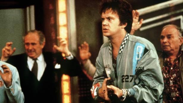 Szene mit Dan Aykroyd und anderen Schauspielern in „Ein Ticket für Zwei“.