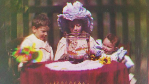Wohl die ersten Menschen in einem Farbfilm: Edward Turners Kinder Alfred Raymond, Agnes May und Wilfred Sidney.