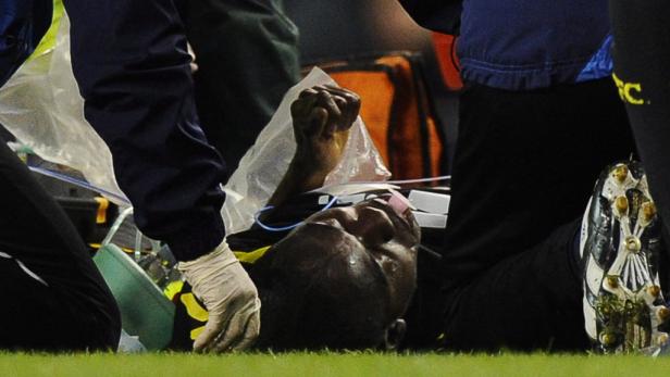 Boltons Fabrice Muamba (C) receives medical attention during the English FA Cup quarter final match between Totthenham Hotspurs and Bolton Wanderers at White Hart Lane in London, Britain, 17 March 2012. EPA/FACUNDO ARRIZABALAGA DataCo terms and condition Muamba war 78 Minuten "praktisch tot"