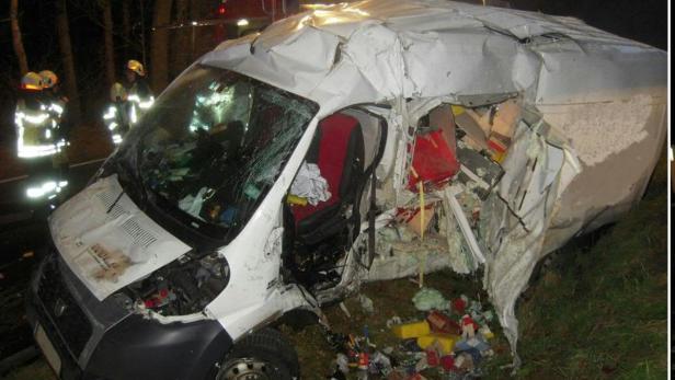 Der Verkehrsunfall zwischen einem Kleintransporter und einem Pkw forderte fünf Verletzte.