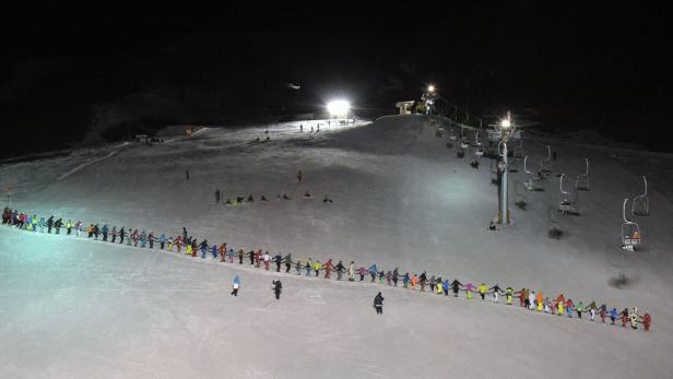 Teilnehmer am Weltrekord in der Disziplin &quot;Meiste Teilnehmer einer Skifahrerkette&quot; am Mittwoch, 30. Dezember 2015, im Tiroler Wintersportort Kühtai.