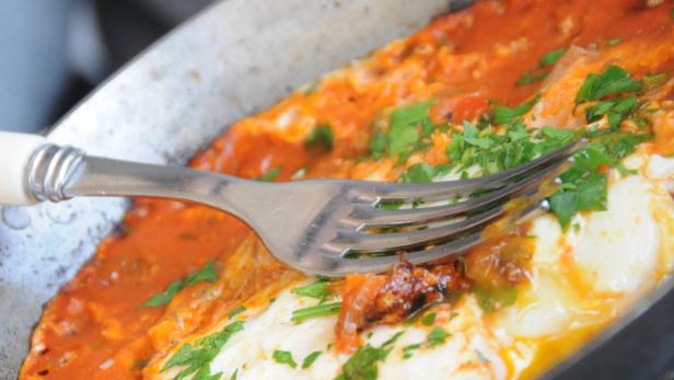 Shakshuka - scharfe, pochierte Eier - als Katerfrühstück.