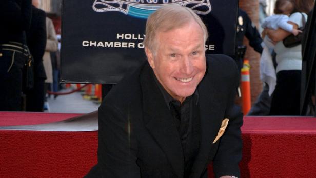 File photo of actor Rogers attending the unveiling Wayne Rogers in der Kriegssatire einen zynischen, ernüchterten Arzt.