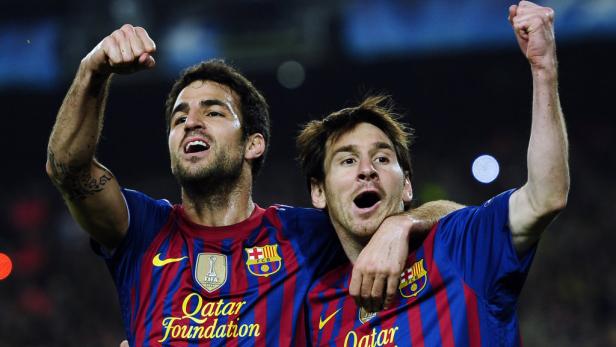 Lionel Messi und ein Teamkollege von Barcelona jubeln mit erhobenen Armen.