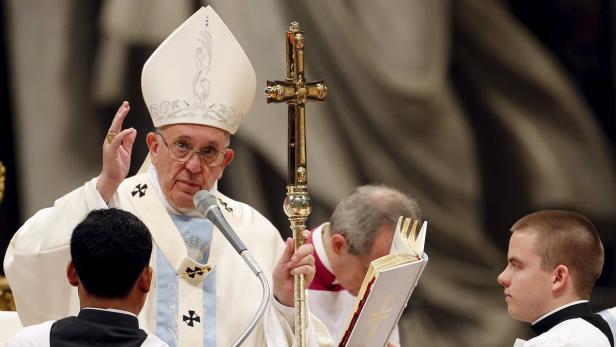 Papst Franziskus während einer Messe mit einem goldenen Kreuzstab.