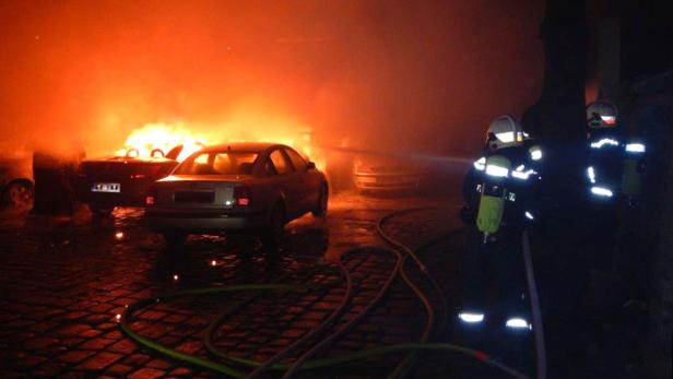 WIEN: MEHRERE KFZ BRANNTEN BEI HINTERHOFWERKSTATT Mehrere vor einer Hinterhofwerkstatt abgestellte Fahrzeuge wurden ein Raub der Flammen.