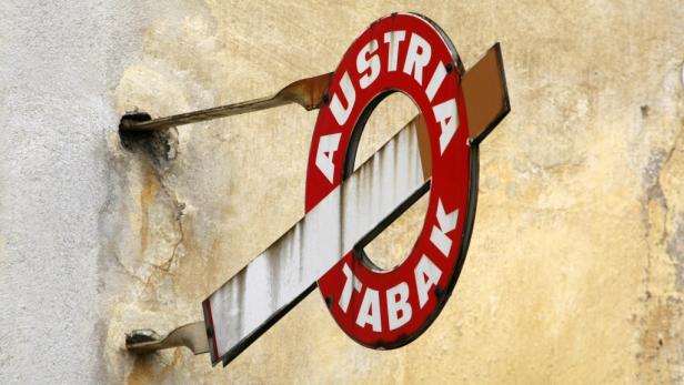 Ein Schild der Austria Tabak hängt an einer Wand.