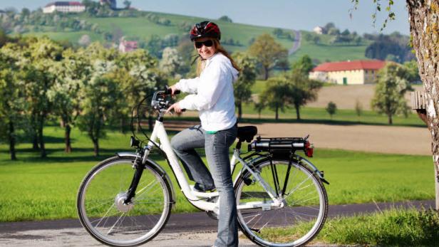 Radgäste am E-Bike tanken Strom gratis