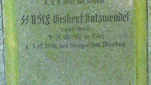 Die Grabinschrift zu SS-Untersturmführer Gisbert Katzwendel empört.
