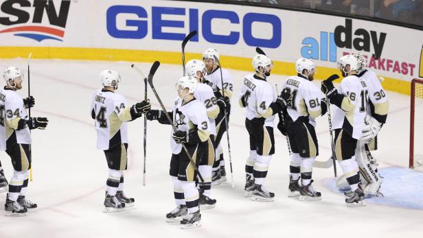 Die Penguins feiern den dritten Sieg gegen die Sharks.