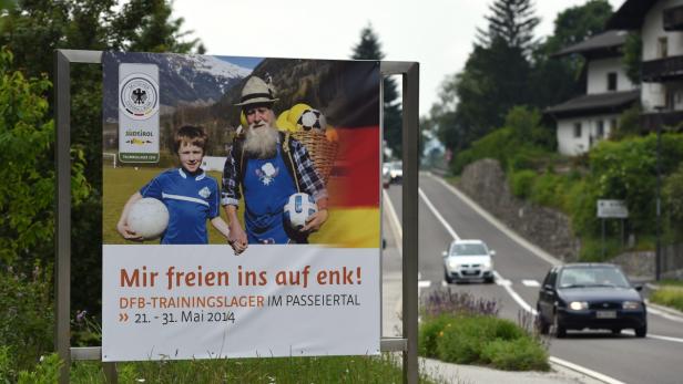 Willkommen: Im Südtiroler Passeiertal freut man sich auf die deutschen Kicker und Journalisten.