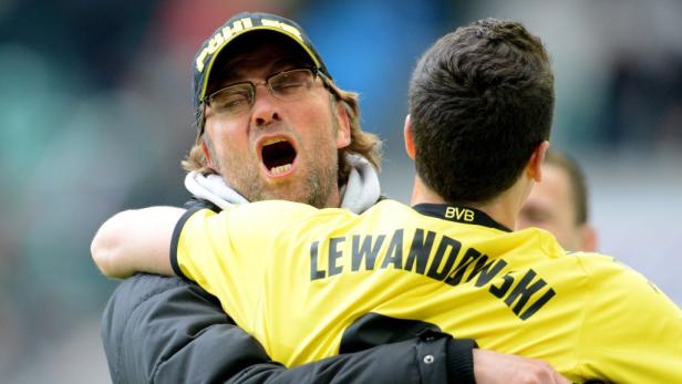 Jürgen Klopp umarmt Robert Lewandowski im Trikot von Borussia Dortmund.