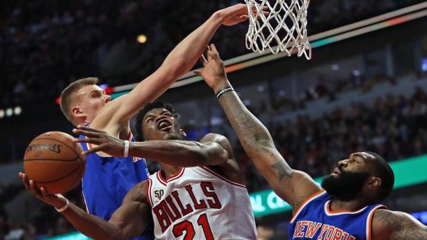 Basketballspieler kämpfen um den Ball unter dem Korb.