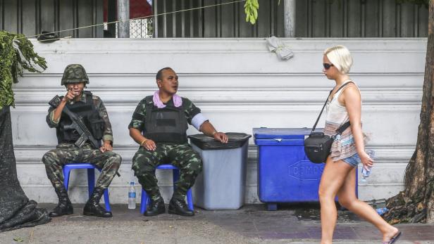 In Bangkoks Straßen sind mehr Soldaten zu sehen – die Touristen lässt das kalt. Beachtet werden muss aber die Ausgangssperre ab 22 Uhr