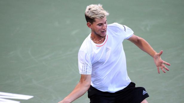 Dominic Thiem beim Aufschlag während eines Tennisspiels.