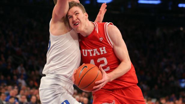 Ein Basketballspieler im roten Trikot von Utah kämpft um den Ball.