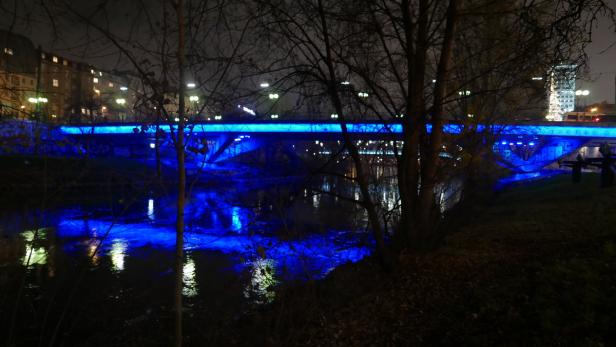 Blaues Wasser, blaue Brücke: Mehr als eine Illussion am Wiener Donaukanal