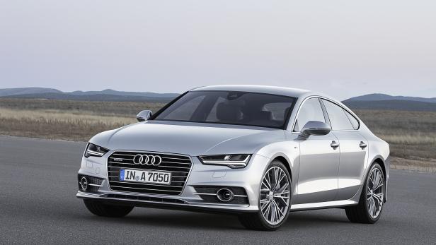 Ein silberner Audi A7 auf einer Landstraße.