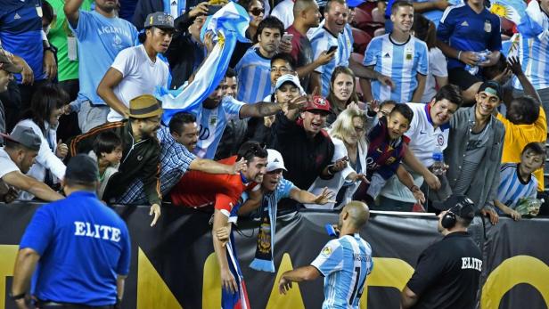 Javier Mascherano interagiert mit Fans beim Fußballspiel.