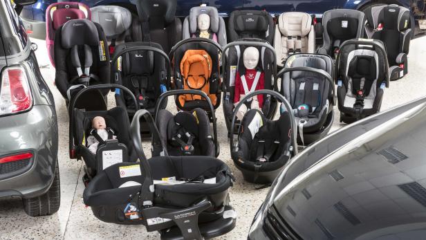 Eine Auswahl verschiedener Autokindersitze unterschiedlicher Marken und Modelle.