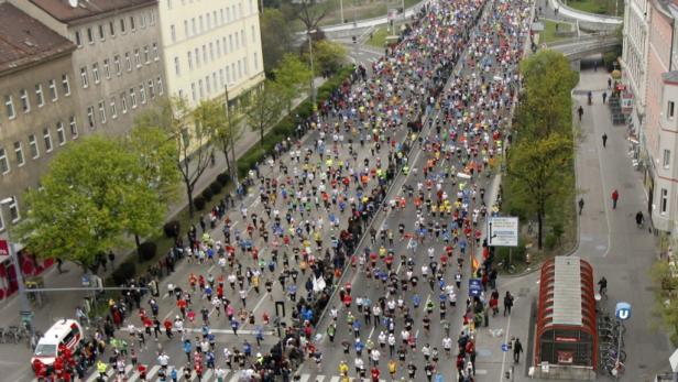 Ein Marathonlauf mit vielen Teilnehmern in einer Stadt.