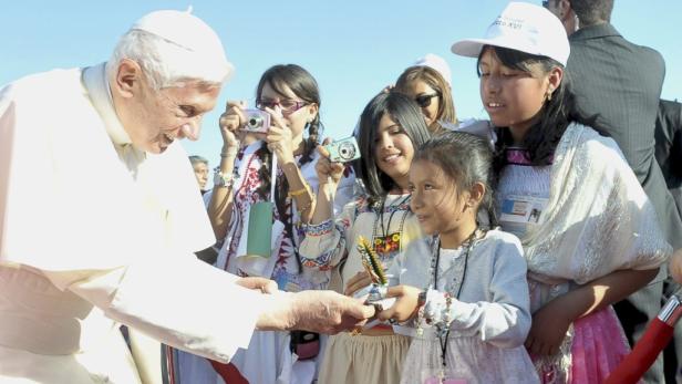 Papst verspricht Hilfe im Kampf gegen Drogen