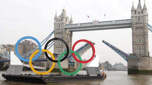 REUTERSOlympic rings mounted on a barge are manoeuvred to pass under Tower Bridge during a promotional event on the River Thames in London February 28, 2012. REUTERS/Andrew Winning (BRITAIN - Tags: ENTERTAINMENT CITYSPACE SOCIETY SPORT OLYMPICS) Olympia: Medaillenchancen der Österreicher