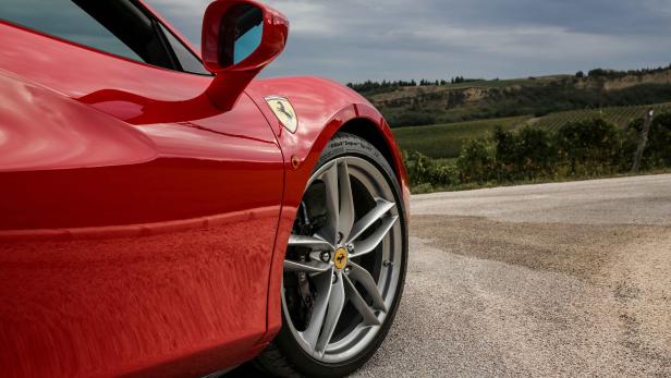 Ferrari Aktie Startet An Der Borse Von Mailand Kurier At