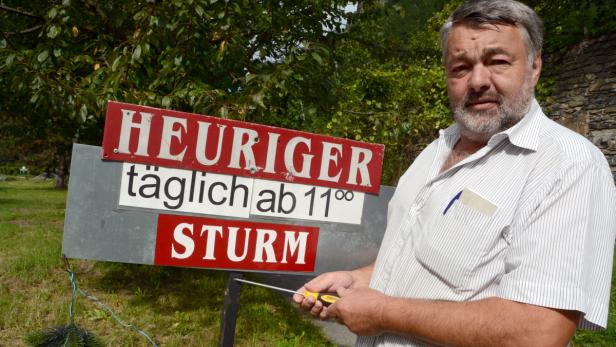 Heurigenbetreiber Alois Pomaßl muss spätestens am Montag, 22. September, seine Wegweiser entfernt haben.